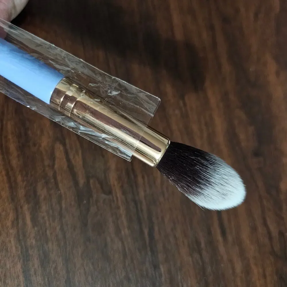 NEW in plastic! Luxie 522 Tapered Highlighter Brush